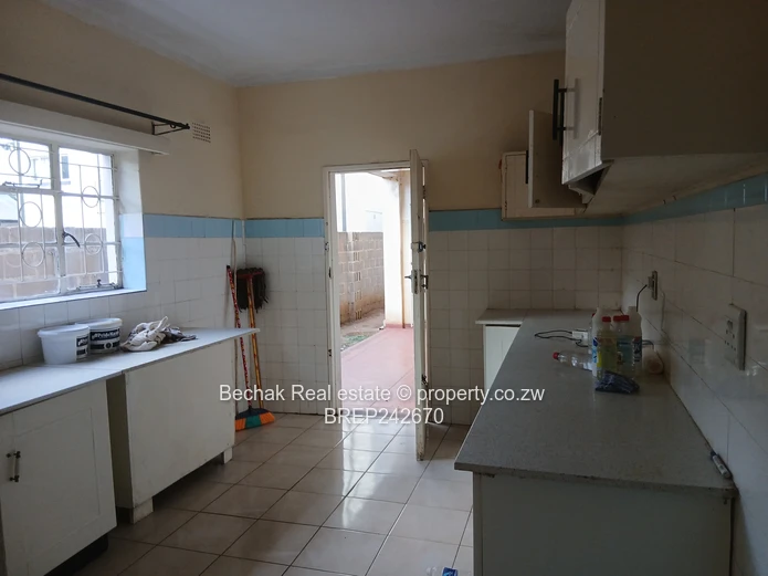 Bulawayo CBD 2-Bed Flat with Verandah & Garden