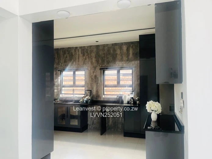 6-Bed Luxury Westgate Apartment