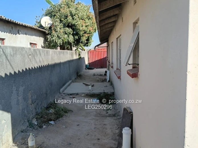 6-Bed, 1-Bath Home in Chitungwiza with Tiled Lounge