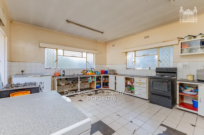 5Bedroom House on An Acre, Corner Property