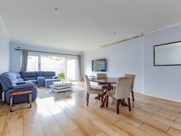 2 Bedroom Flat & Apartment