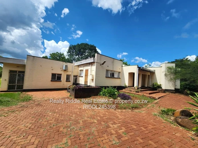 Greystone Park: 4-Bed Home on 9,185 m² with Pool & Borehole