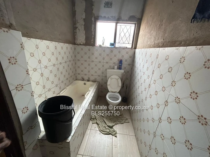 4 bedroom house for sale in Chitungwiza unit k-DEEDS, Nostro Accepted