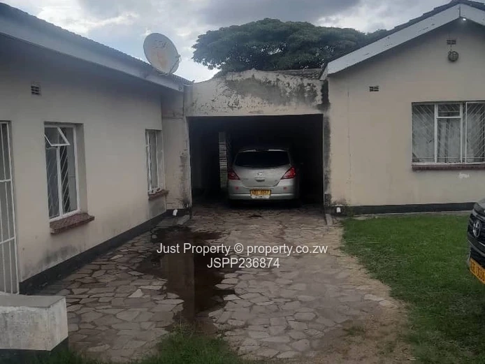 This well-maintained and spacious property located in the sought-after suburb of Windsor Park offers