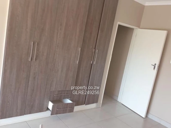 Spacious 4-Bed Vainona Apartment — Modern Kitchen & Borehole
