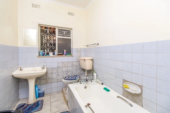 3 Bedroomed Garden Flat For Sale in Chadcombe