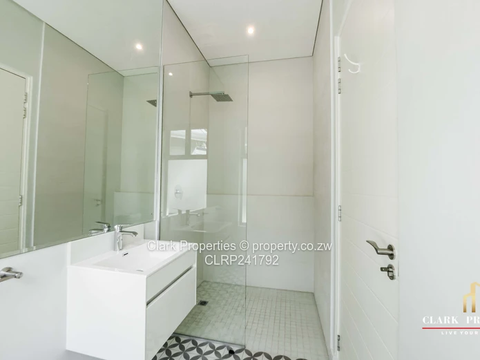 Refined Off-Grid Living in an Exclusive, Upmarket Complex!