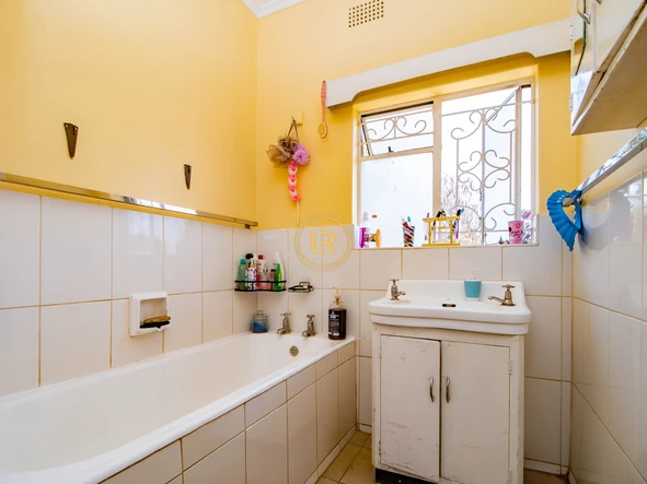 3 Bedroom Flat & Apartment