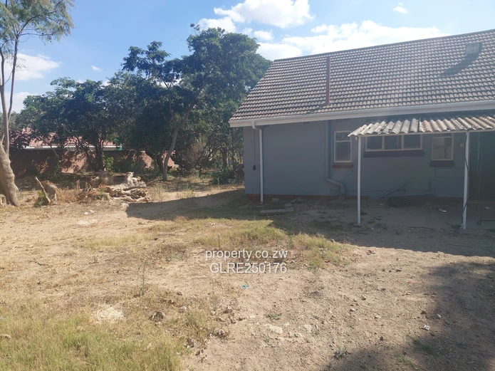 Spacious 3-Bed Waterfalls Home: Pool, Garden & Solar