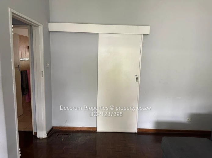 Charming 2-Bedroom Garden Flat in Avondale