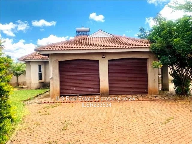 Spacious 5-Bedroom Home In Charlotte Brooke