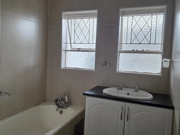 2 Bedroom Flat & Apartment