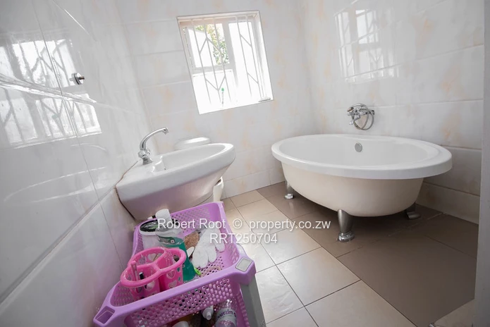 House for sale in Monavale
