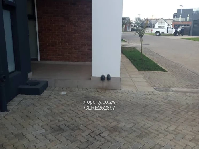 Bright High-Ceiling 4-Bed Home in Borrowdale (Borehole)
