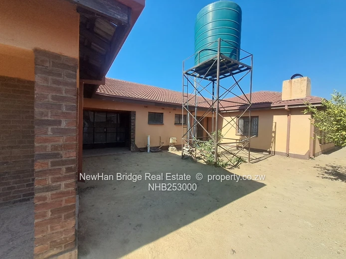 Private Room in Rockview, Harare East, Borehole & 3 Bathrooms (Sole Mandate)