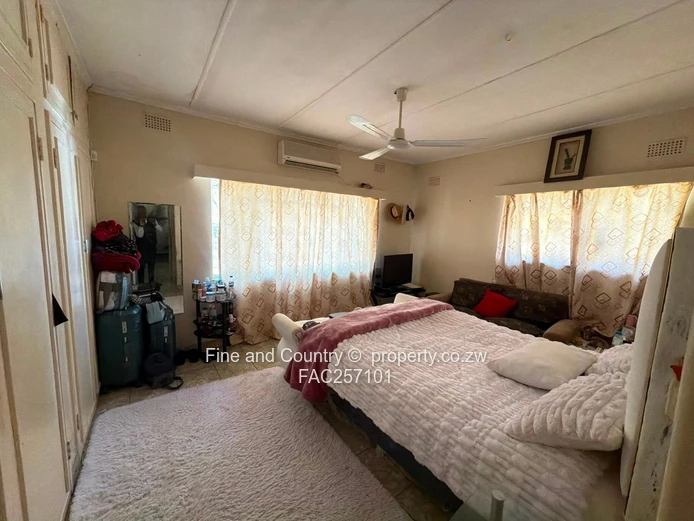 Hillside 5-Bed Home in Brilliant Location