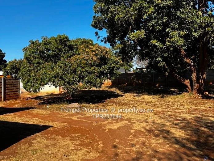 Eastlea: 3-Bed Home on 2,526 m² — Walled, Verandah