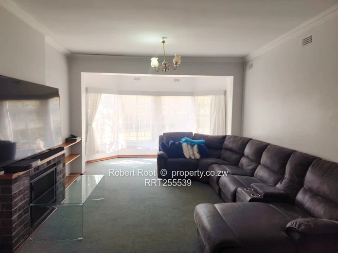 4 Neat Bedroom House with a Swimming Pool for Rent in Sentosa