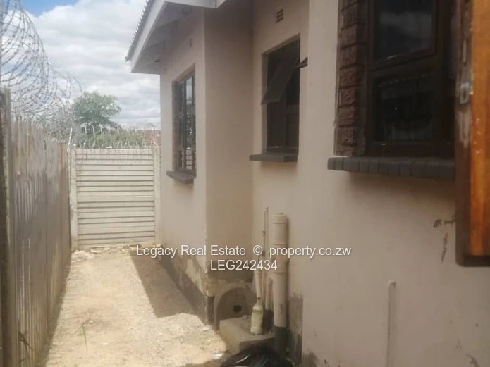 Glaudina House to Let – Solar, Borehole & Water Tank