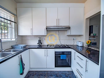 2 Bedroom Flat & Apartment