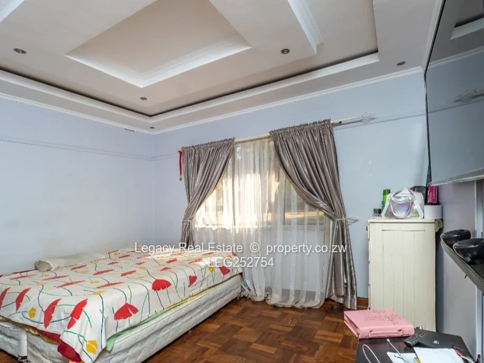 Strathaven 4-Bed Home 340m² - Pool, Borehole & Solar