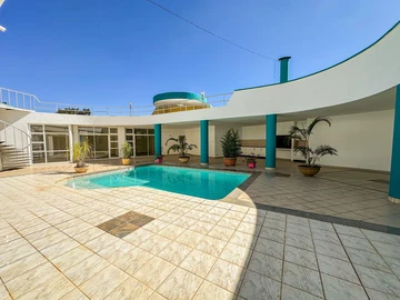 6 Bedroom House