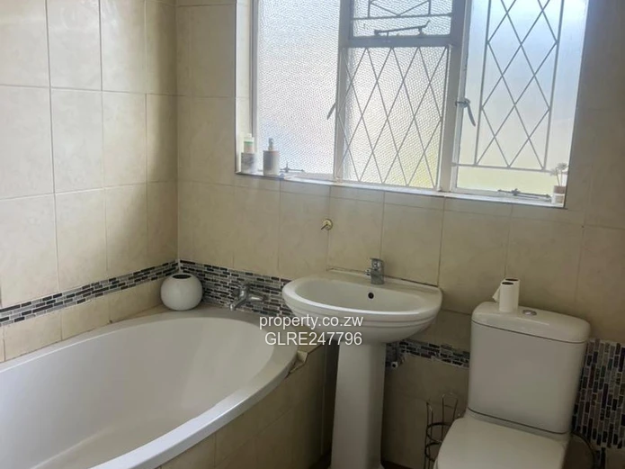 Eastlea 4-Bed Bungalow on 1700m² with Borehole & Lawn