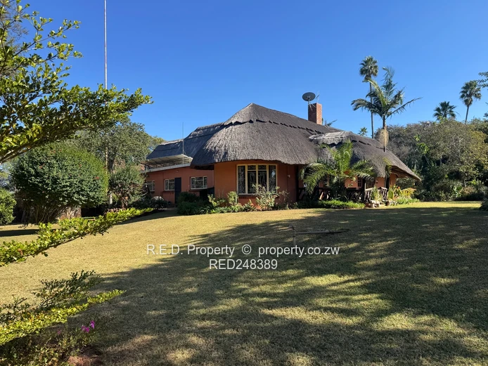 Private Retreat In Douglasdale!