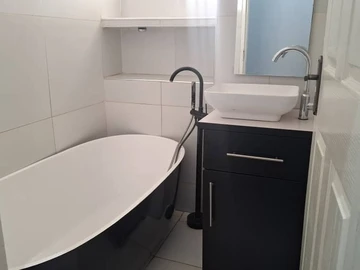 2 Bedroom Flat & Apartment