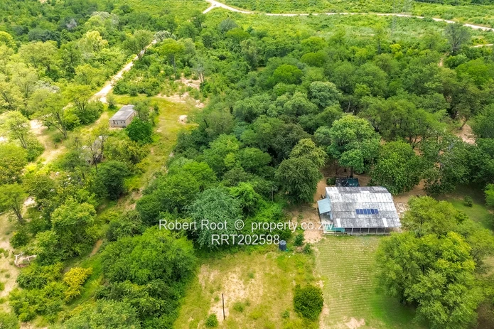 Lake Frontage property on 8.5 hectares (21 acres)