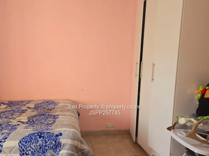 2-Bed Cottage with Expansive Yard on 2,153 m² — Mabelreign 