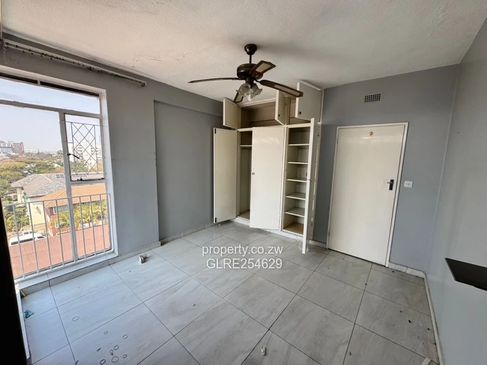 Curved Red-Brick 2-Bed Flat with Balcony, Avenues