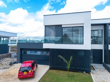 4 Bedroom Flat & Apartment