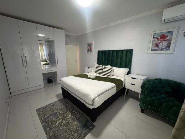 2 Bedroom Flat & Apartment