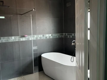 4 Bedroom Flat & Apartment