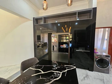 6 Bedroom House