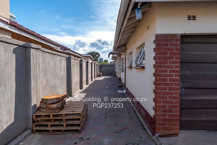 House for sale in Waterfalls/Picnic Park Area (Sole Mandate)