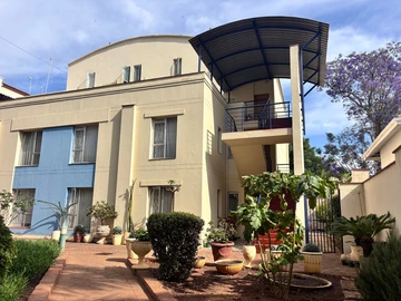 2 Bedroom Flat & Apartment