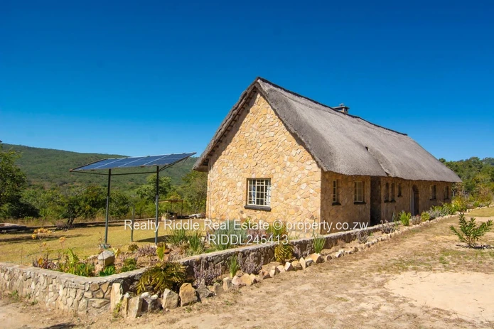 Nyanga Thatched Stone Lodge — Fireplace, AC & Wi-Fi