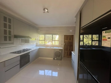 6 Bedroom Flat & Apartment