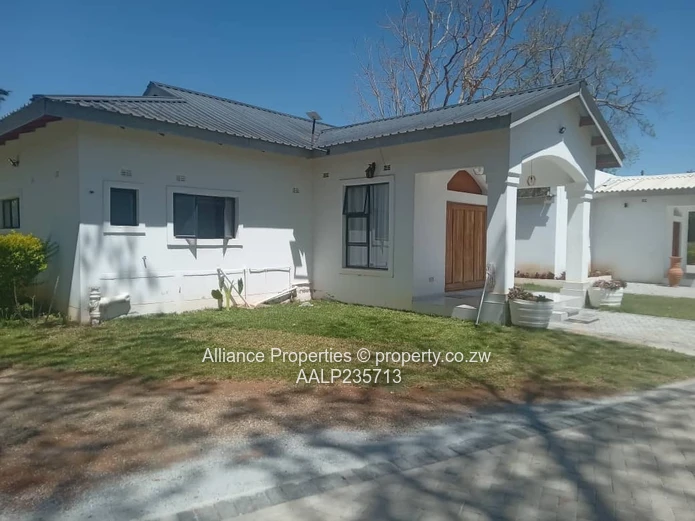 Luxurious 3-Bedroom En-Suite Cluster with Borehole in Prime Helensvale