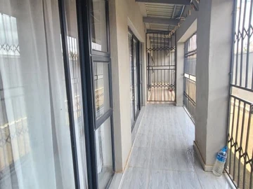 2 Bedroom Flat & Apartment