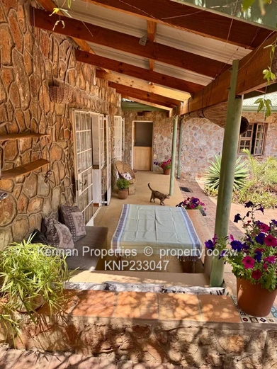 Charming Cottage In Helensvale - Semi Furnished