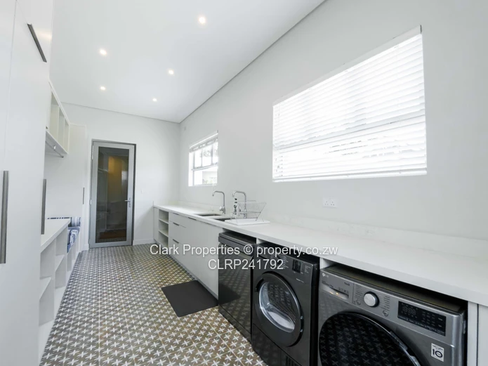 Refined Off-Grid Living in an Exclusive, Upmarket Complex!