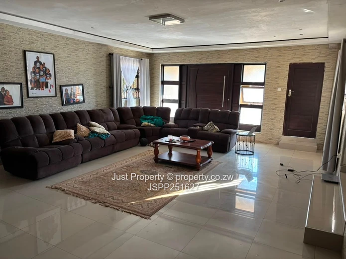 Sandton Park: 5-Bed Home with Island Kitchen & Borehole