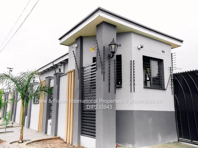 Modern 3-Bed Garden Flat with Borehole in Old Windsor