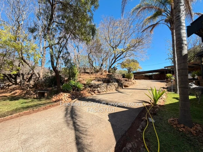 Hillside 5-Bed Home in Brilliant Location