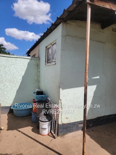 Cosy 2-Bed Home with walled Yard in Glen Norah