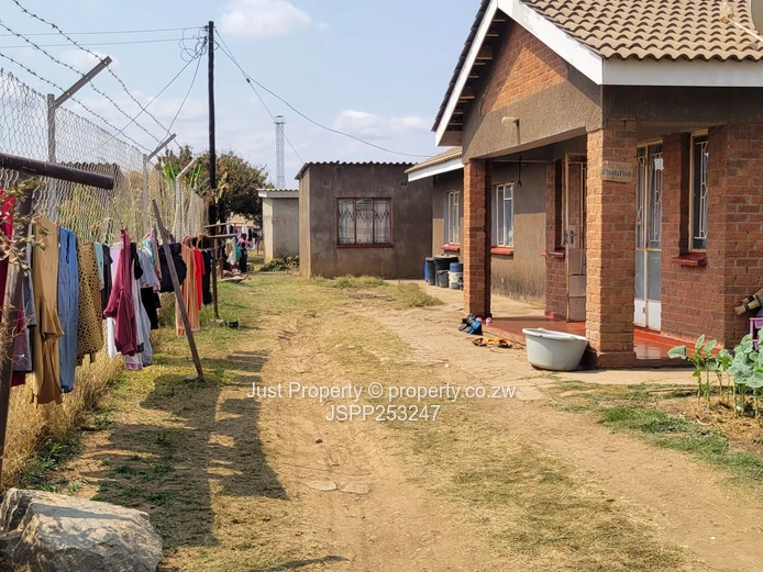 5 bedroomed house with 2 bedroom cottage 