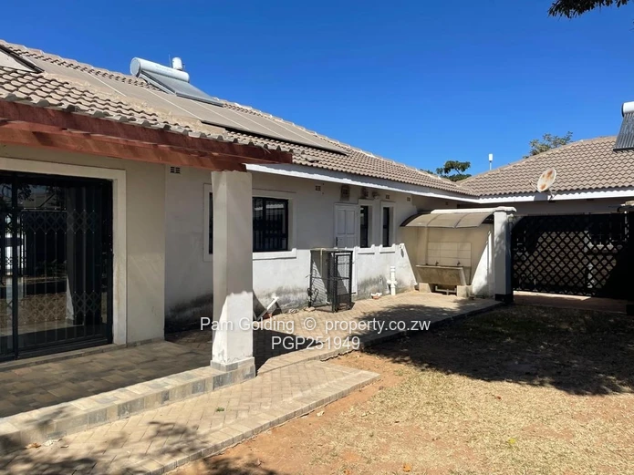 Spacious Family Home In Rockview (Sole Mandate)